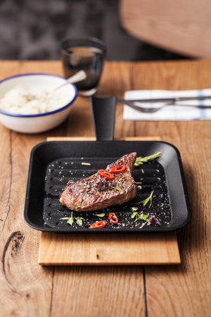 patelnia do serwowania Pegosi karbowana z uchwytem; 25.5x25.5 cm (DxS); czarny; kwadrat