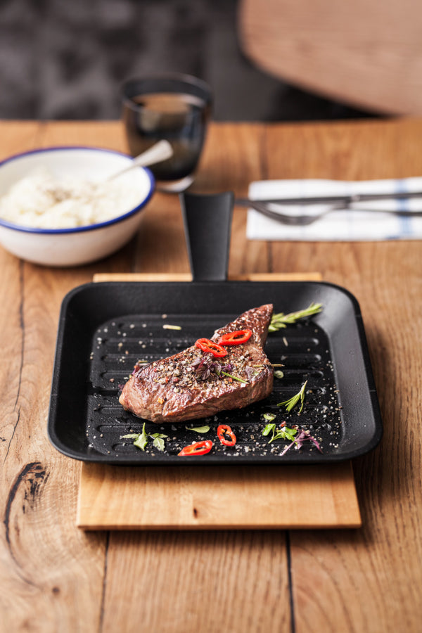 patelnia do serwowania Pegosi karbowana z uchwytem; 25.5x25.5 cm (DxS); czarny; kwadrat