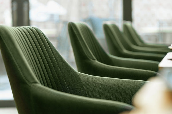 krzesło Arne; 55x57x85 cm (SxGxW); siedzisko zielony, stelaż dąb/naturalny; 2 sztuka / opakowanie