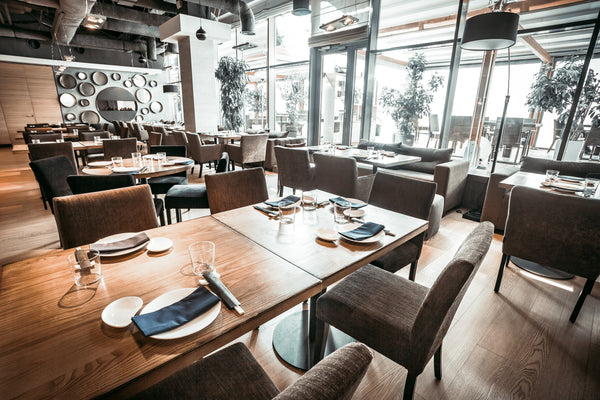 Trendy w modzie kelnerskiej – inspiracje dla nowoczesnych restauracji