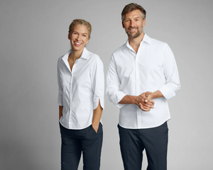 Modne kroje koszul i bluzek na wiosnę i lato 2026 – idealne do uniformu w gastronomii